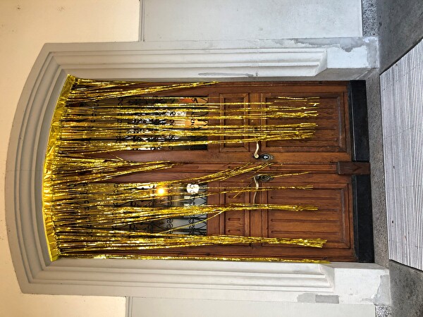 Eingangstüre Schulhaus mit goldenem Vorhang