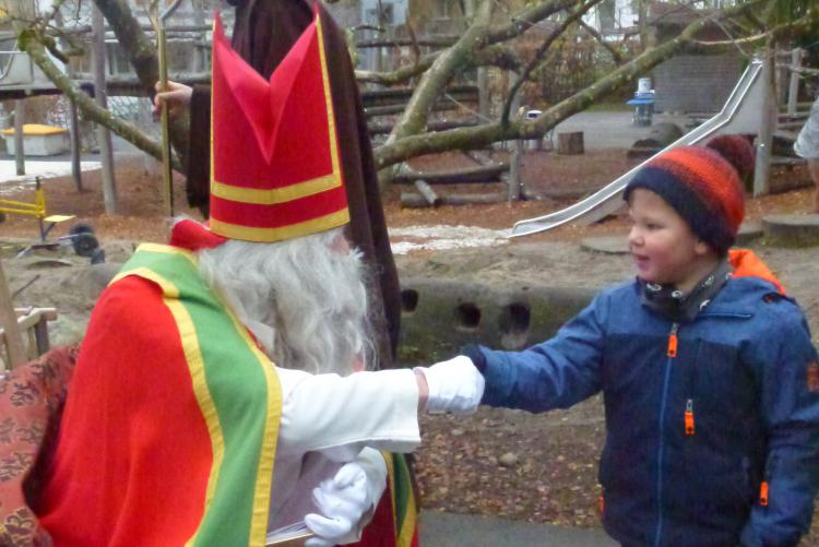 Der Samichlaus begrüsst die Kinder