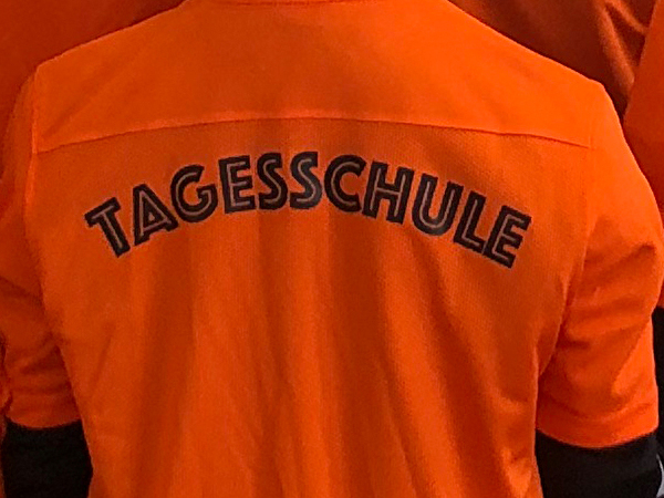 oranges T-Shirt von hinten mit Aufschrift Tagesschule