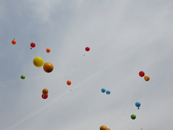 Luftballone fliegen davon