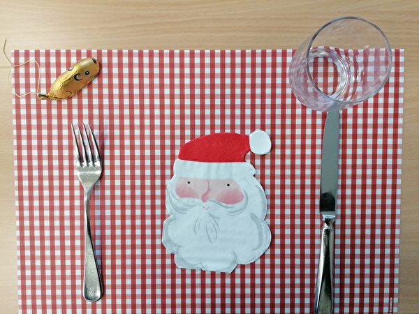 rotweiss kariertes Tischset mit Samichlaus