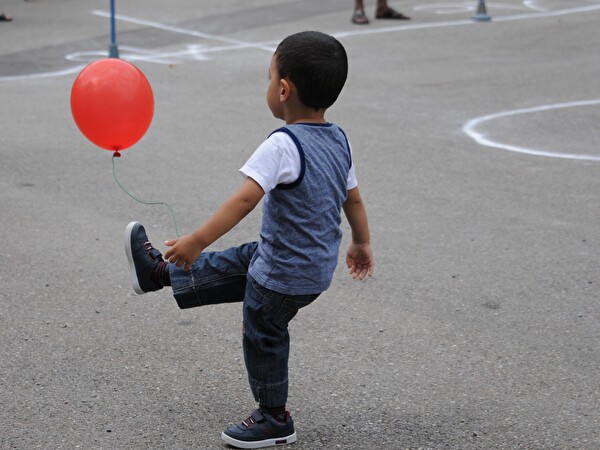 Kind spielt mit Luftballon