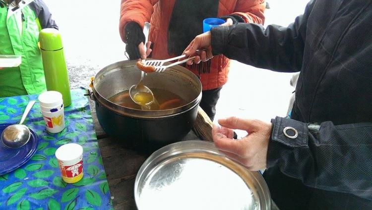 Zum Aufwärmen gab es Bouillon mit Wienerli.