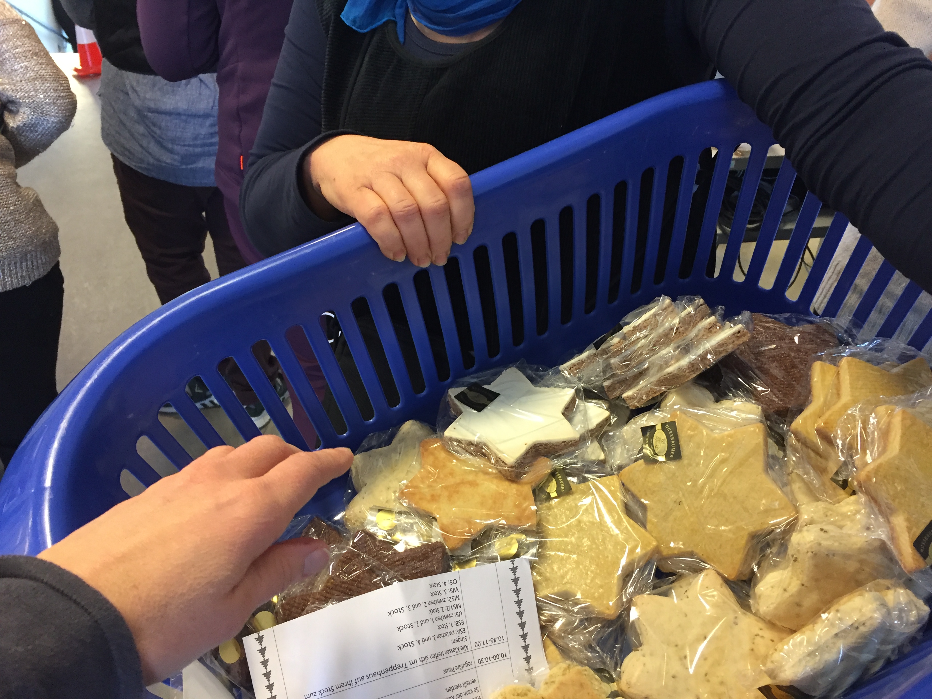 Zum Schluss haben wir alle ein grosses Weihnachts-Guetzli bekommen. 