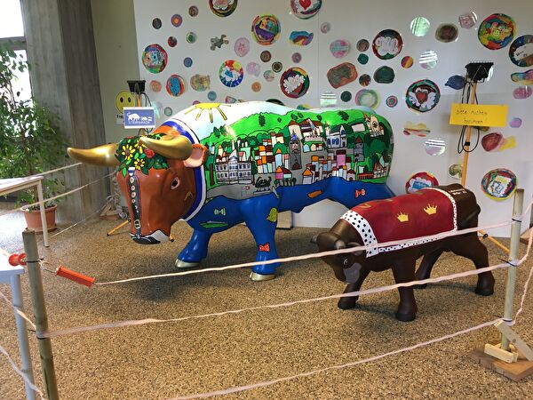 Stierparade im Schulhaus Herti
