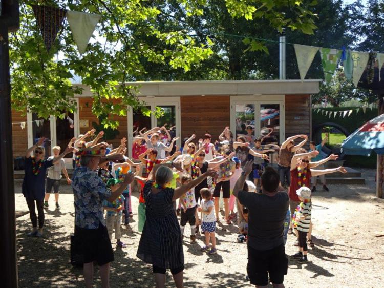 Der geübte Hippie-Bus-Tanz wurde aufgeführt
