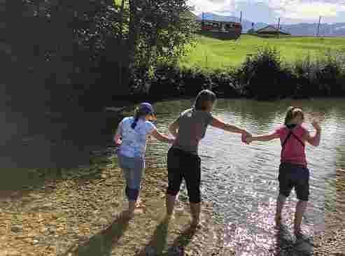 Wir hatten zum Glück schönes Wetter. So konnten wir unsere Füsse im Bach baden