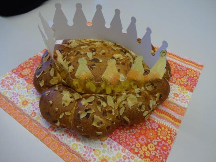 Als Geschenk erhalten alle Klassen einen Königskuchen. Wer wird wohl König?