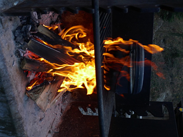 Topf im lodernden Feuer 
