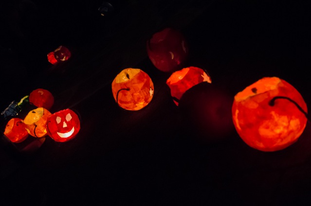 Warme Lichter erhellen die Nacht.