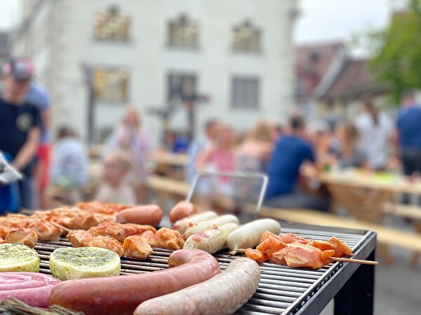 Wurst und Fleisch auf dem Grill
