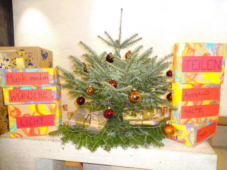 Am Schluss sind viele Geschenke  unter dem Tannenbaum