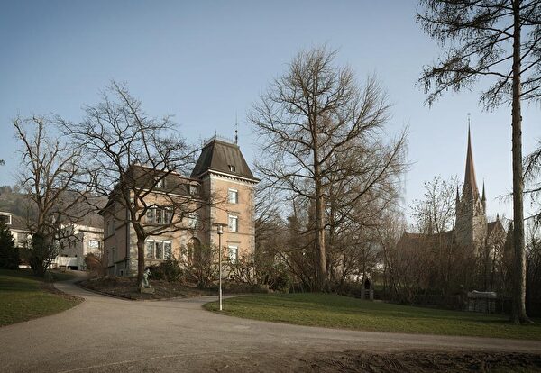 Stadtvilla im Daheim Park, mit Bäumen und Kirchturm