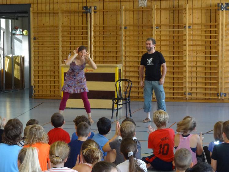 Bibi und Rainer spielen den SuS eine Nummer vor.