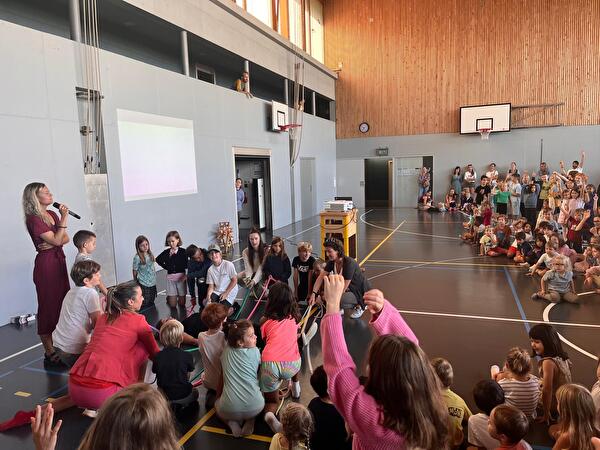 An der Schuleröffnungsfeier in Oberwil nahmen alle Klassen teil. Die farbenfrohe Darbietung der Lehrpersonen entzückte die Schülerinnen und Schüler und auch die anwesenden Eltern.