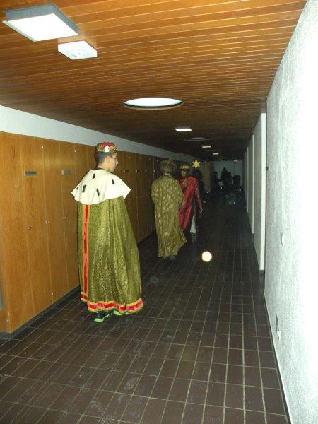 Zur gemeinsamen Feier mit dem Schulhaus Kirchmatt ziehen die Könige.