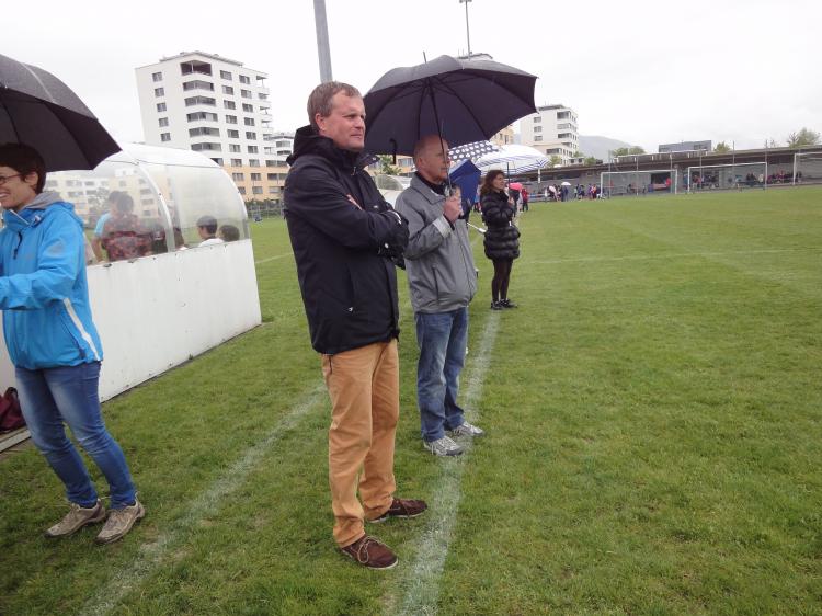 Kritische Beobachter am Spielfeldrand.