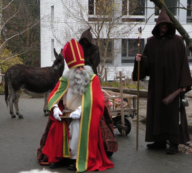 Der Samichlaus mit seinem Schmutzli