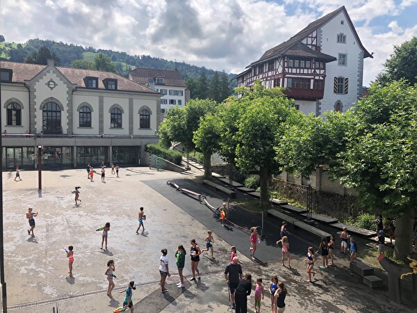 Schüler auf dem Pausenplatz bei der Wasserschlacht