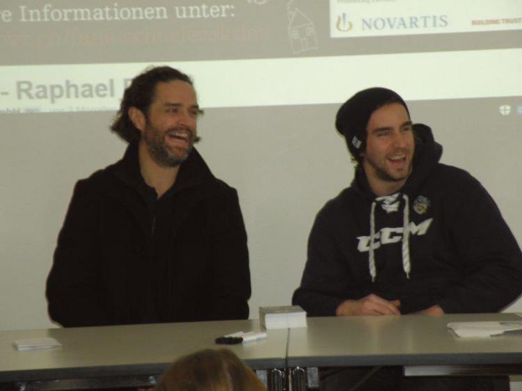 Die EVZ-Spieler Josh Holden und Samuel Erni besuchten die HPS