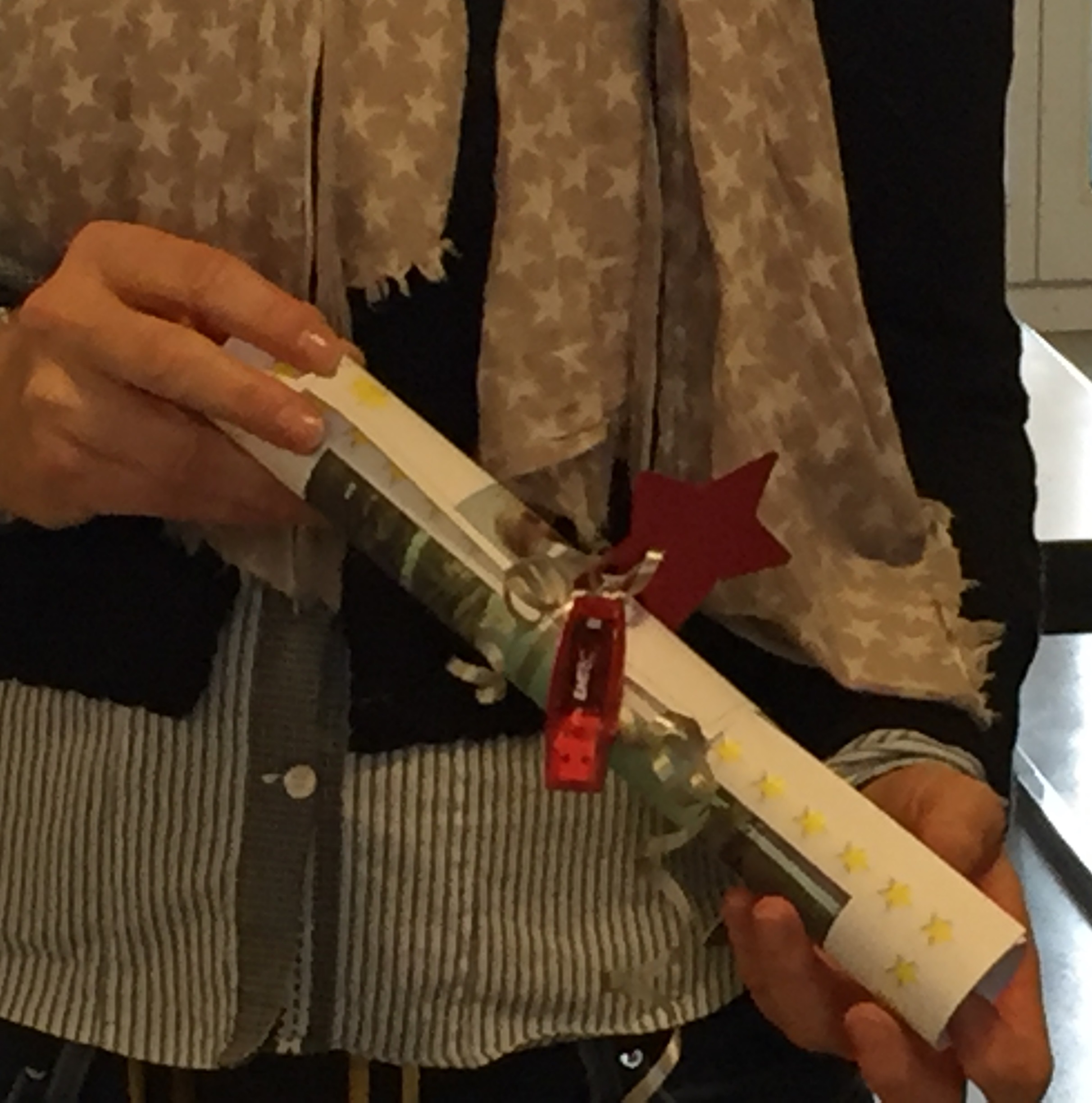 Die Werk-Stufe hat dann allen Klassen den selbst gemachten Weihnachts-Film geschenkt.
