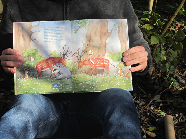 offenes Bilderbuch mit zwei Hirschen