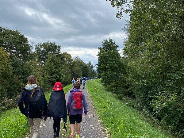 Auf dem Wanderweg am Reuss Damm, Schüler von hinten