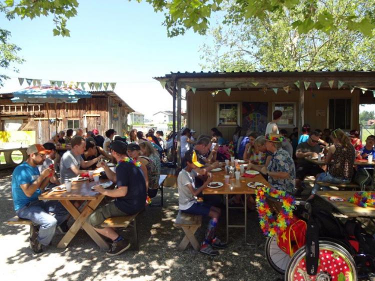 im Schatten das Mittagessen geniessen