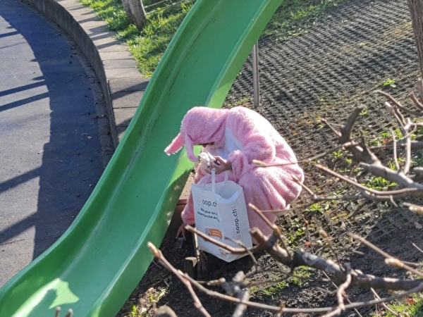 rosaroter Osterhase bei Rutschbahn