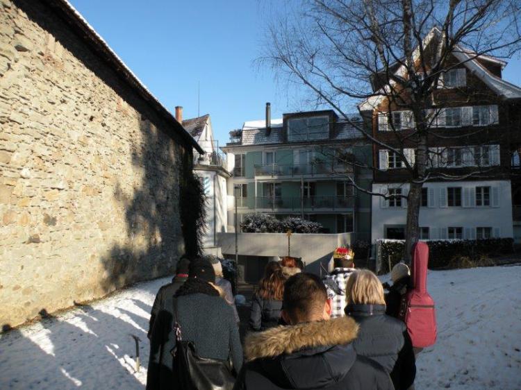 Die Könige und Sternsinger ziehen weiter in die Stadt.