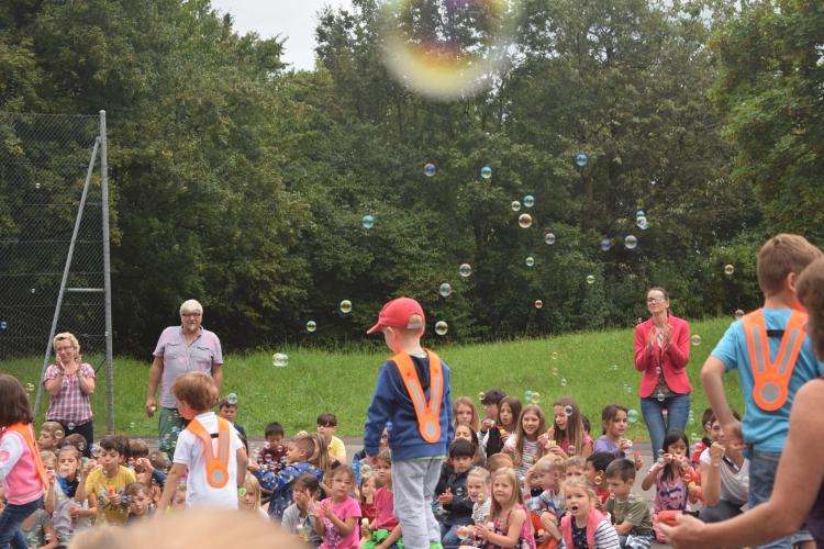 Die neuen Kinder durften über eine Bühne gehen.