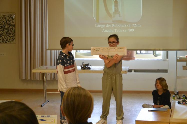 Die Schülerinnen und Schüler präsentieren stolz ihre Resultate.