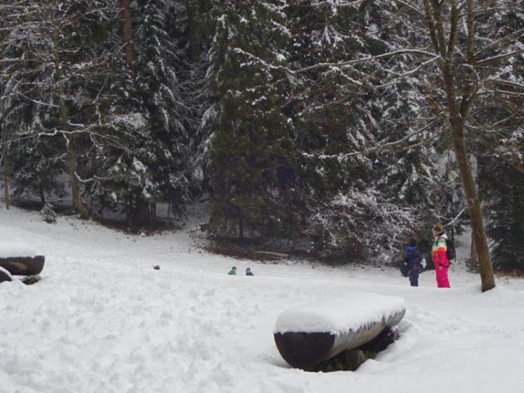 Auf dem Spielplatz wurde eine Schlittelbahn gemacht