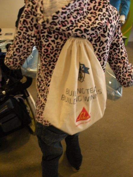 Alle Schülerinnen und Schüler erhielten einen Sportsack mit einer Mütze und Schlüsselanhänger als Geschenk