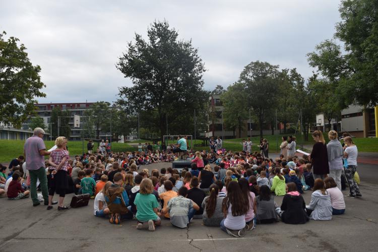 Das ganze Schulhaus feiert die neuen Schüler und Schülerinnen.