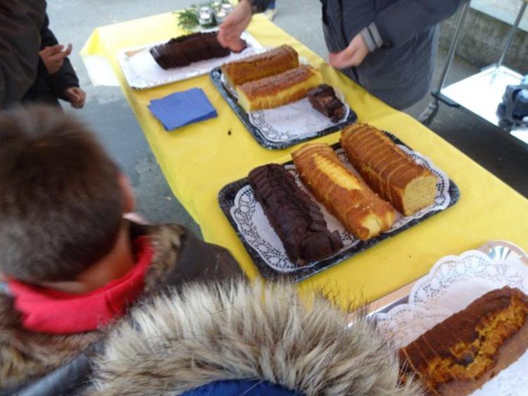 Am Kuchenstand können sich alle an den verschiedenen leckeren Kuchen der Werkstufe bedienen.