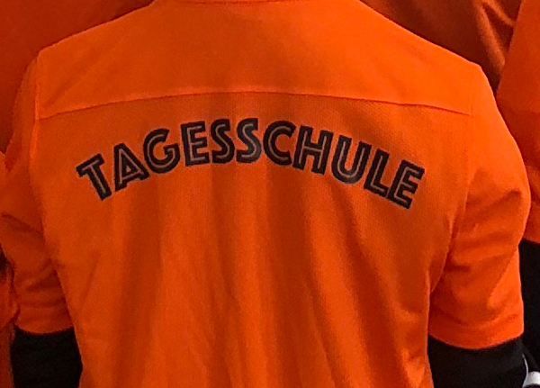 oranges T-Shirt von hinten mit Aufschrift Tagesschule