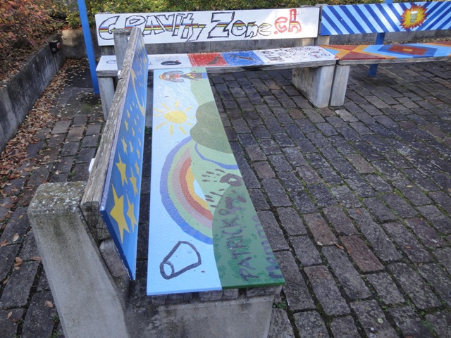 schön gestaltete Bänklein auf dem Pausenplatz Loreto
