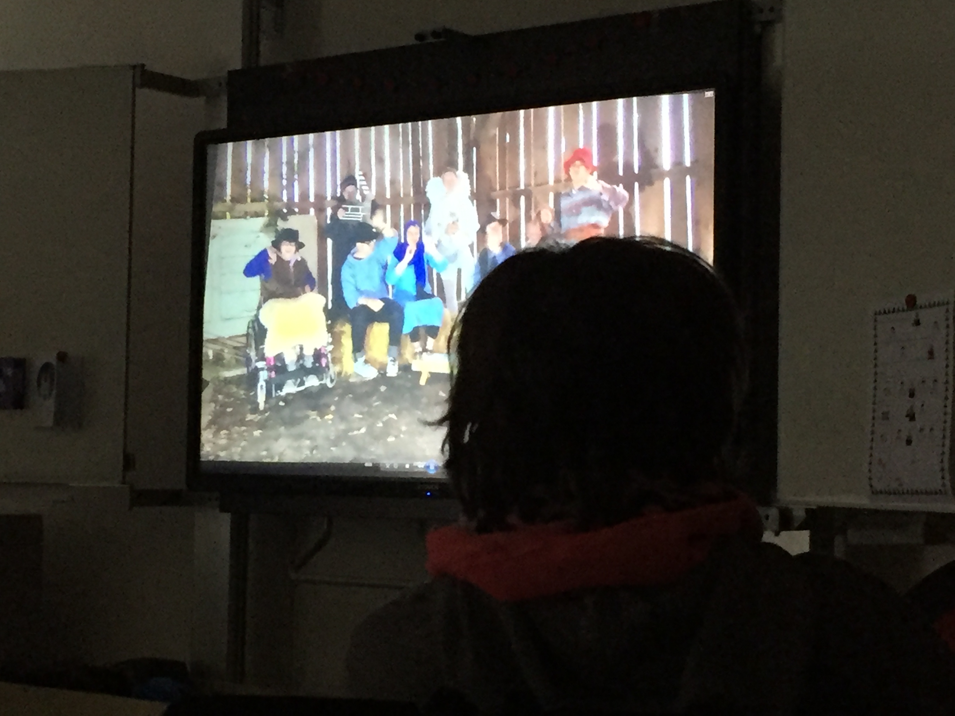 Jede Klasse ging zurück in ihr Schul-Zimmer.
Alle Klassen haben sich dort den Film angeschaut
