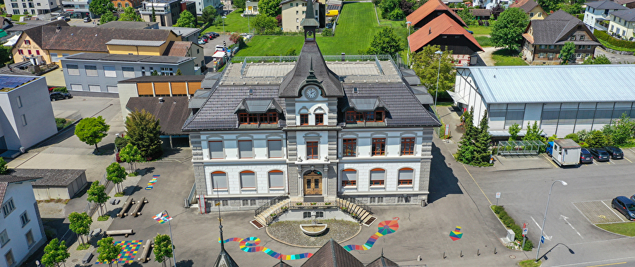 Drohnenaufnahme vom alten Schulhaus Dorf