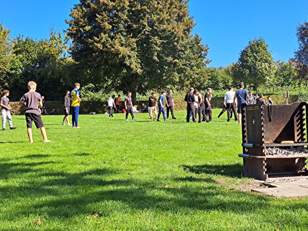 Jugendliche auf einer Wiese