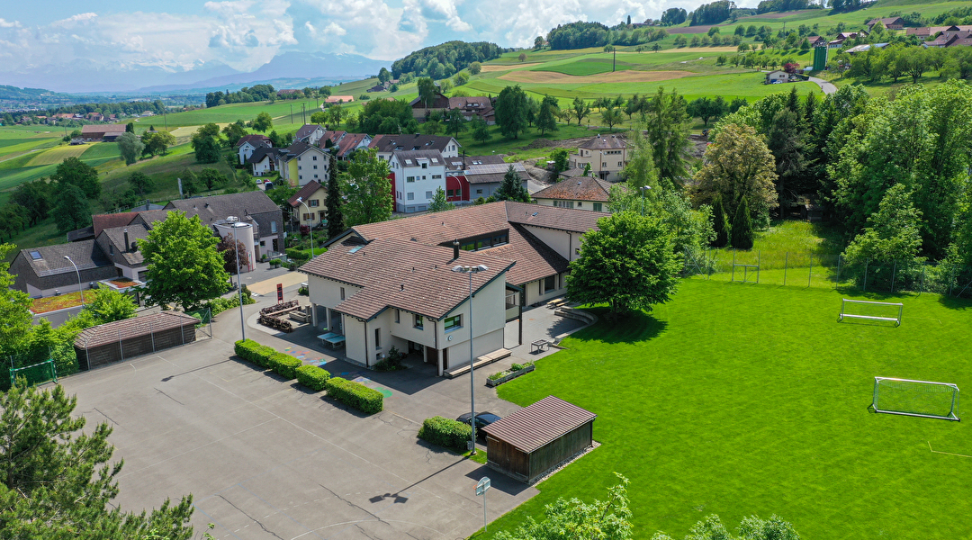 Luftaufnahme vom Schulhaus Winikon