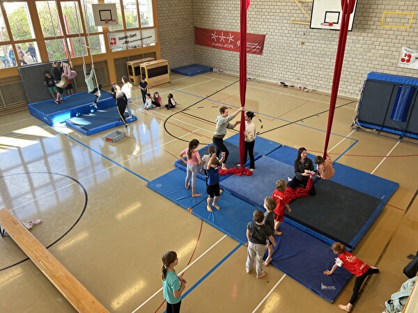 Kinder beim Turnen