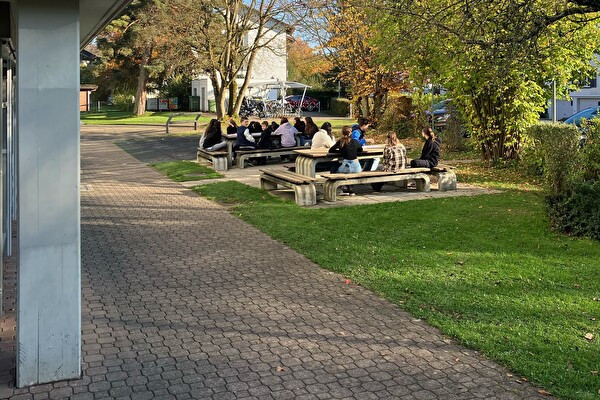 Jugendliche der SchülerInnenparlamente aus Kloten und Oftringen diskutieren Gemeinsamkeiten und Unterschiede ihrer Arbeit. (Bild: Stadt Kloten, DF)