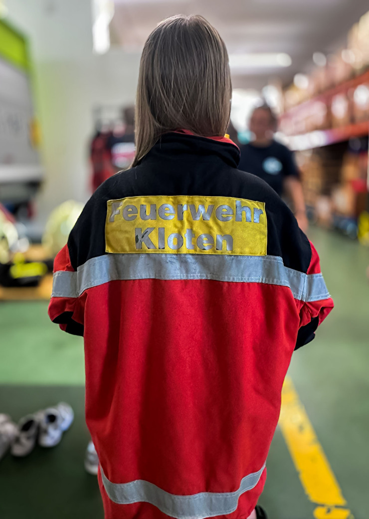 Kind in Feuerwehrkleidung