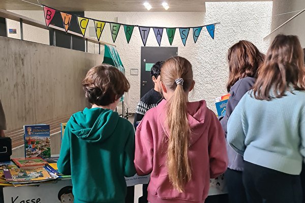 Dank dem schulhausinternen Büchertausch konnten die Schülerinnen und Schüler neuen Lesestoff mit nach Hause nehmen. (Bilder: Schule Kloten, RM)