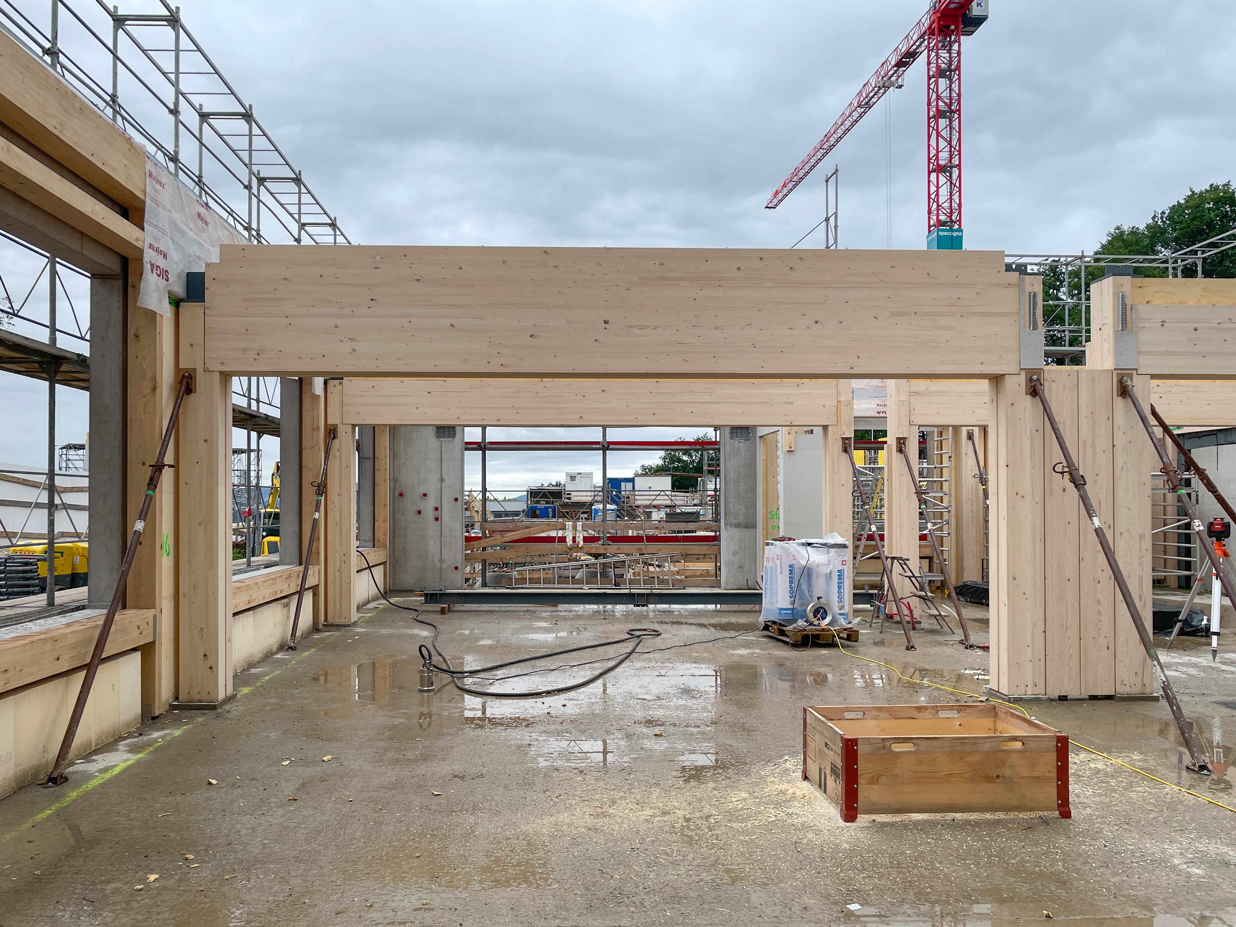 Die ersten Holzträger und –elemente wurden bereits eingebracht. Bild: Stadt Kloten (MGE)