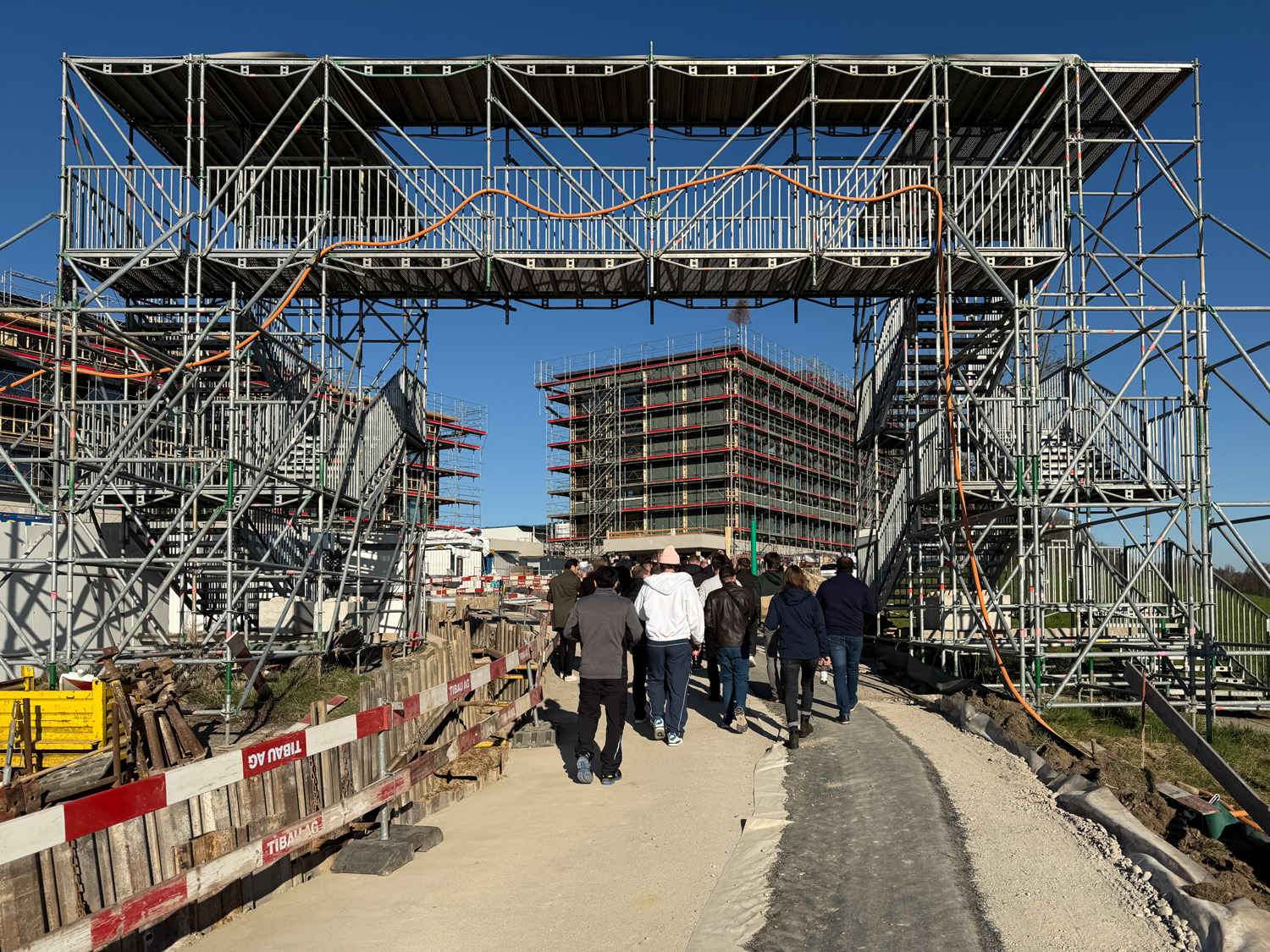 Auf dem Weg zur Baustellenbesichtigung.