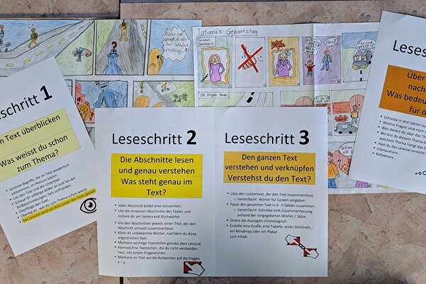 Die vier Leseschritte hängen gut sichtbar in jedem Schulzimmer, da sie in allen Fächern gleichermassen nützlich sind. Einen Text in einen Comic umzuwandeln ist eine der kreativen Methoden, die genutzt werden kann, um tieferes Textverständnis zu erzeugen. (Bild: Schule Kloten; JS)