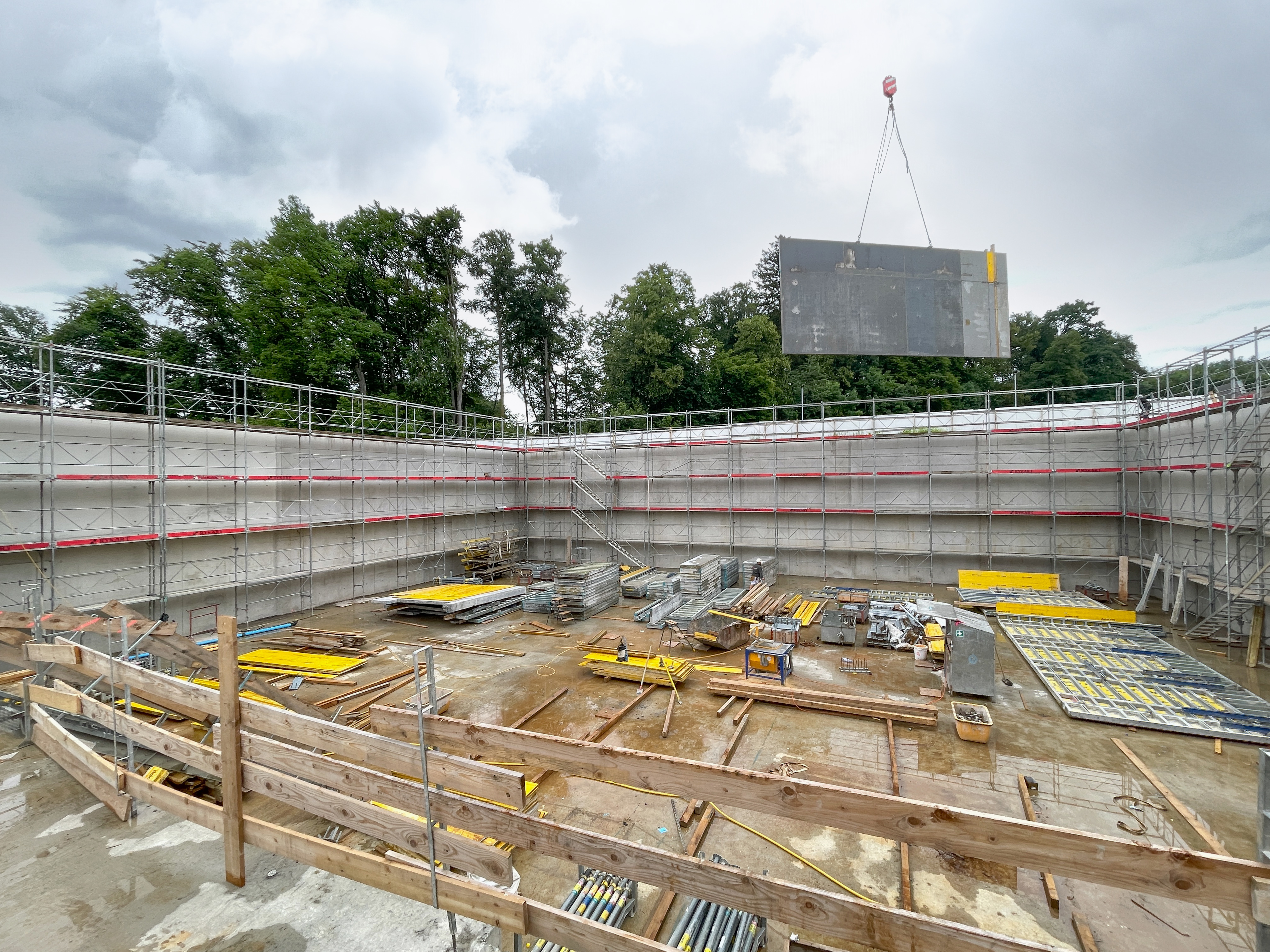 Die ersten Holzträger und –elemente wurden bereits eingebracht. Bild: Stadt Kloten (MGE)